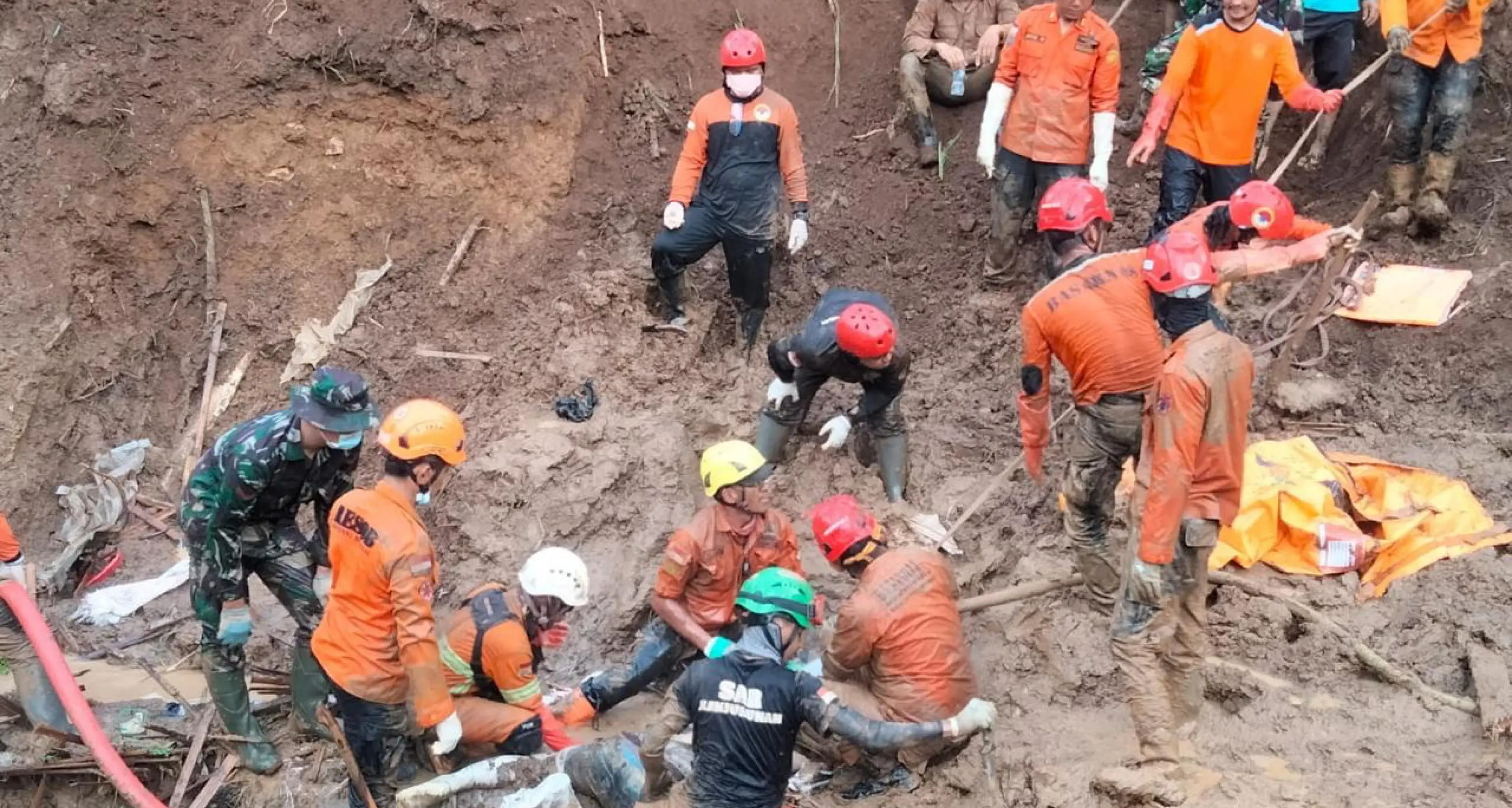 Indonesia: frana in miniera d'oro, 11 morti e 19 dispersi
