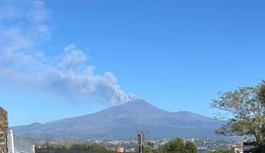 Sospesi di nuovo voli a Catania per la cenere dall'Etna, stop fino alle 15