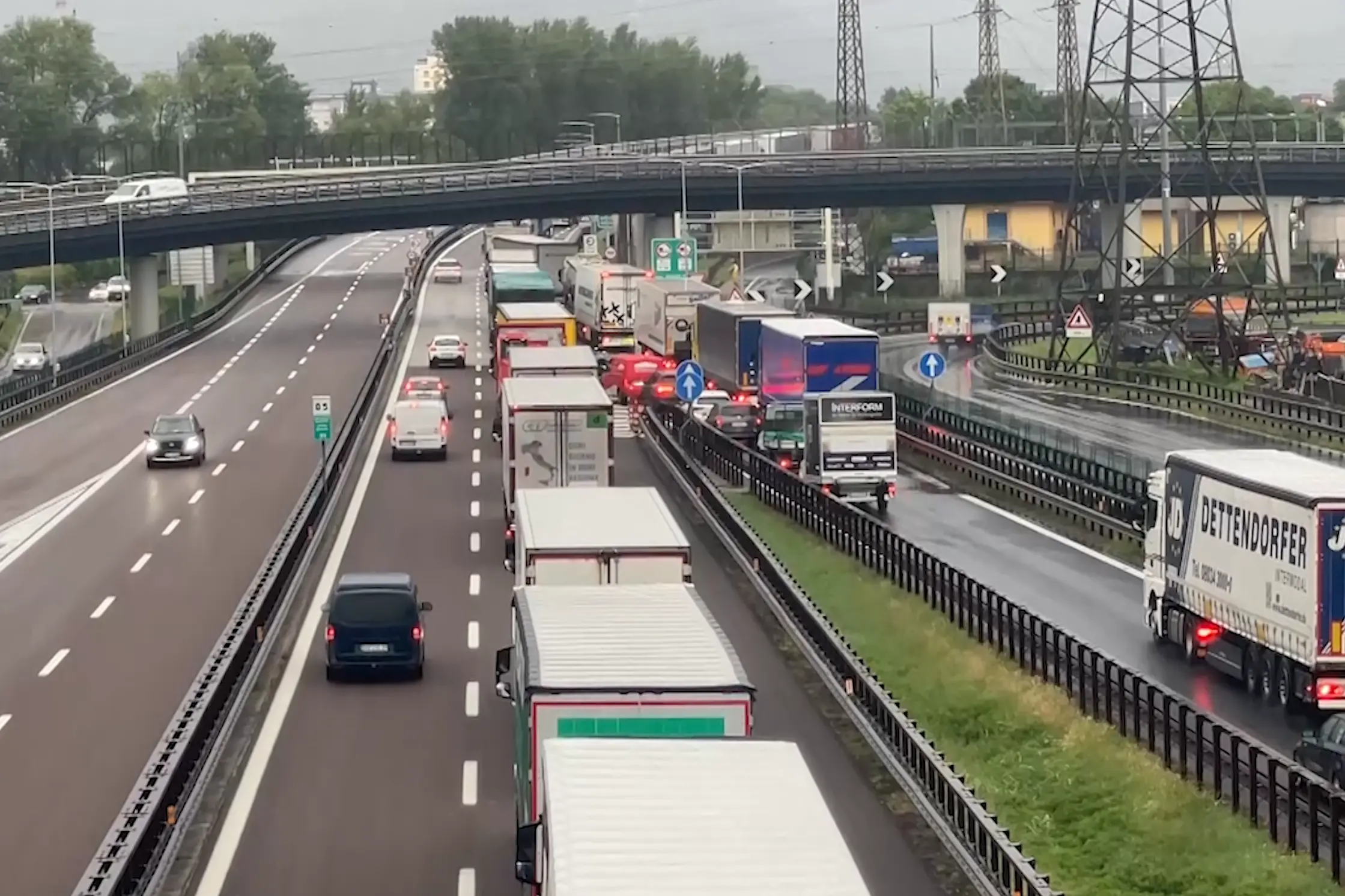Il rientro dei vacanzieri e i Tir di nuovo in marcia: lunghe code verso il Brennero