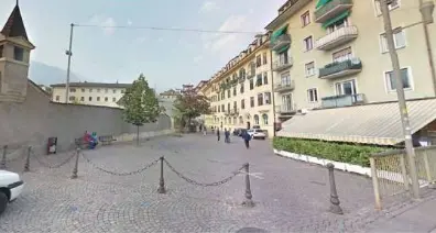 Le sputa addosso e tenta di colpirla. Giovane aggredita in piazza Verdi