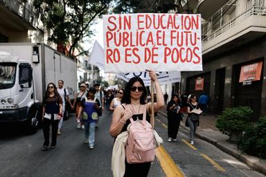 I sindacati dell'istruzione pubblica argentini scioperano contro i tagli di Milei