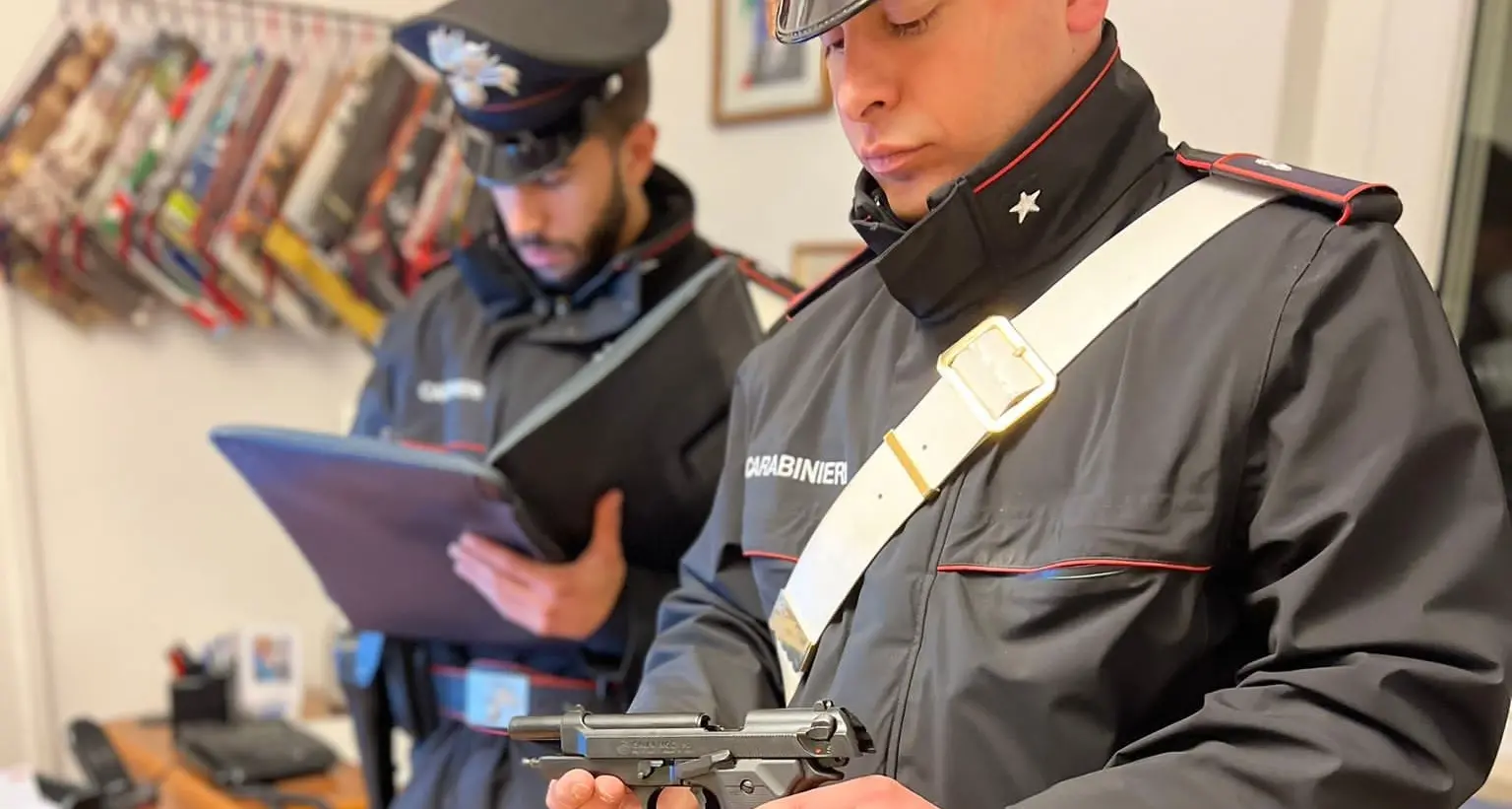 Ora, minaccia il collega con una pistola: denunciato un camionista