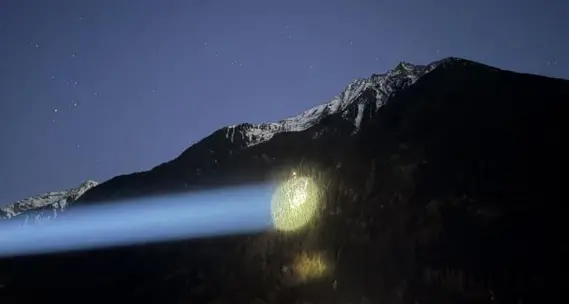 Scivola sul ghiaccio e cade per 50 metri: spettacolare intervento di soccorso notturno a Campo Tures