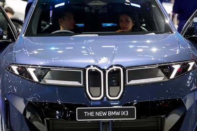 Gli utili della Bmw crollano di oltre un terzo a 1,2 miliardi