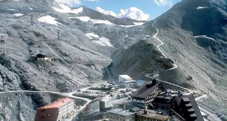 Tanta neve al passo Stelvio, inizia bene l'estate dello sci