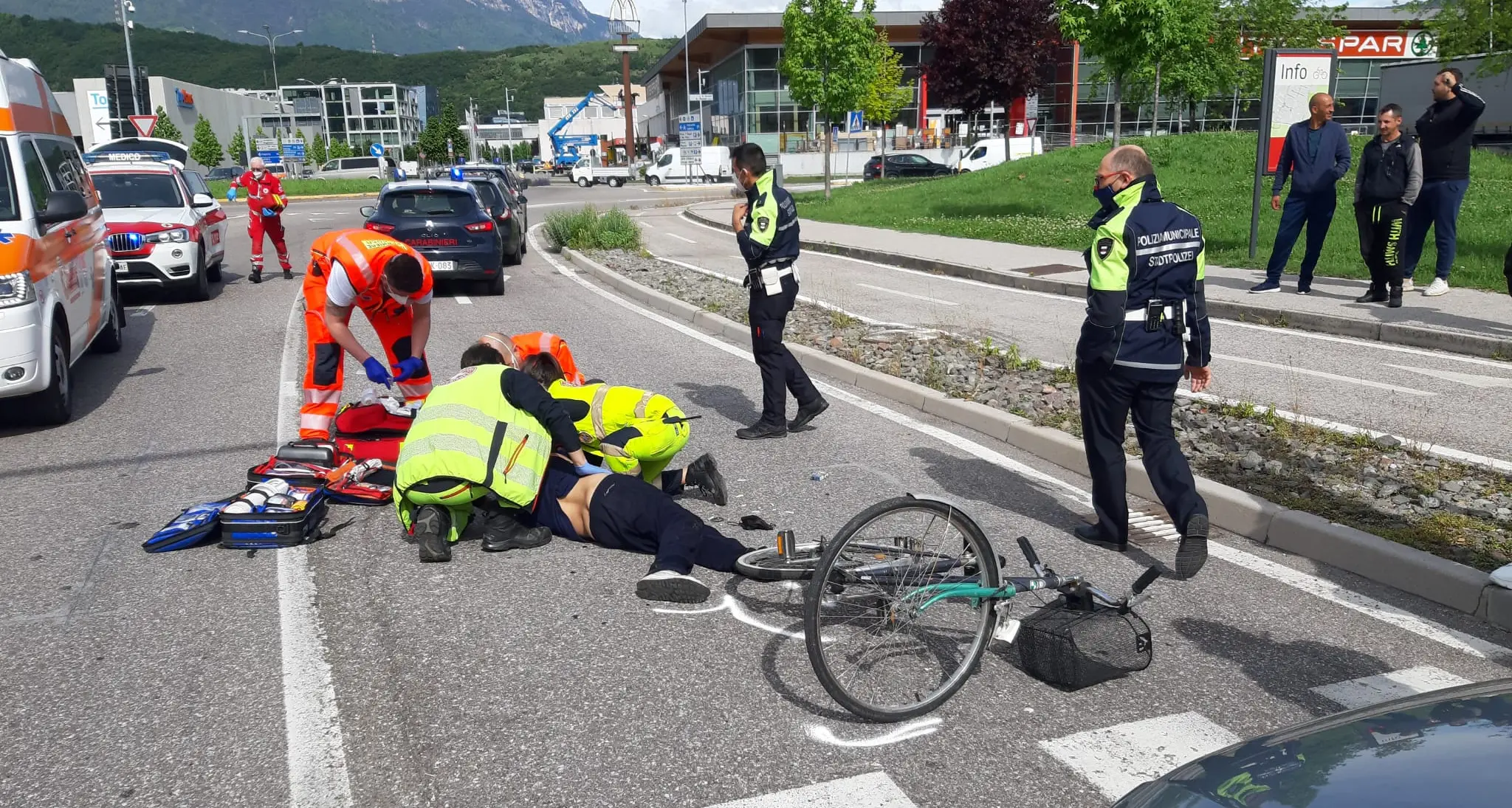 Bolzano, cade in bici e sbatte la testa: gravissimo in ospedale