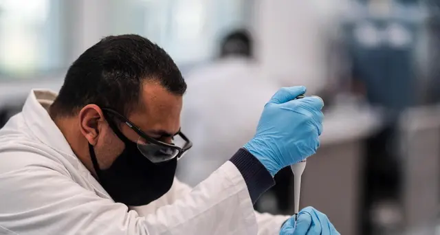 Ema, procedura lunga per vaccino più corretta rispetto a Uk