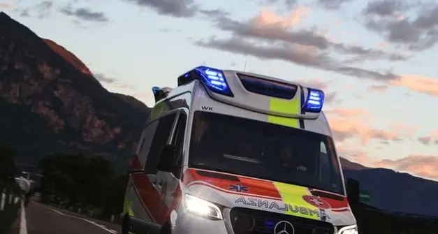 Giovane investito da un’auto mentre attraversa la strada a Naturno
