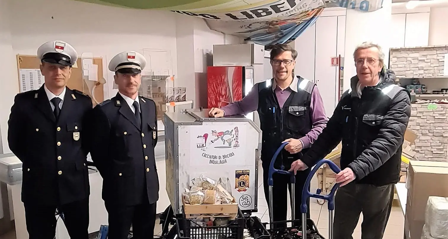 Bolzano, ai «Cacciatori di briciole» gli alimenti sequestrati dalla polizia municipale