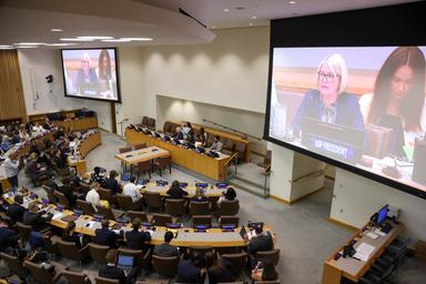 Aula di tribunale internazionale, magistrato britannico durante procedimento disciplinare, simboli giudiziari, immagine di approfondimento