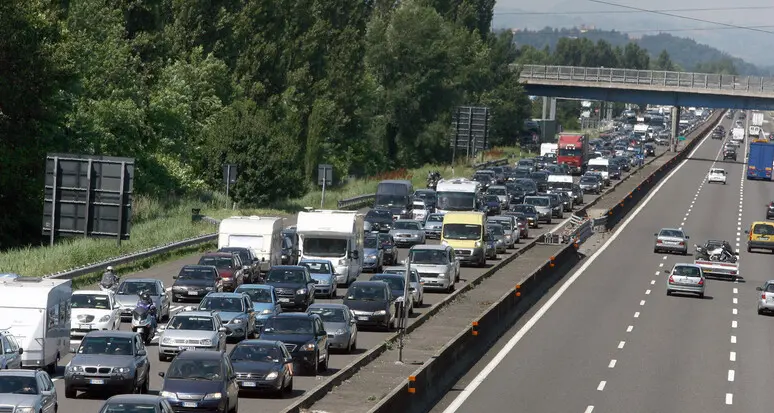 Traffico intenso sull'A22, maxitamponamenti e code