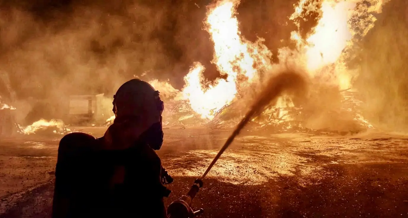 Pusteria, devastante incendio al centro riciclaggio