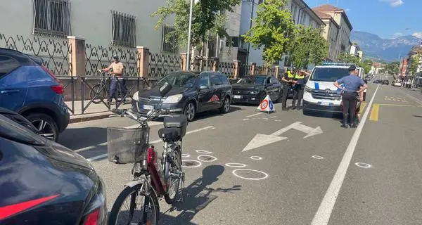 Muore dopo lo scontro in bici con l'auto dei carabinieri, aperta un’inchiesta