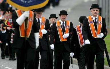 Tensione alla marcia in Irlanda del Nord, folla protesta contro parata Orange