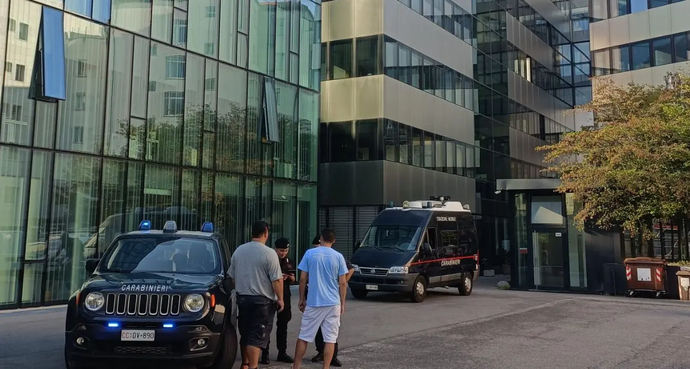Bolzano, accampati dietro il Teatro comunale: l’area liberata con l'intervento della Seab