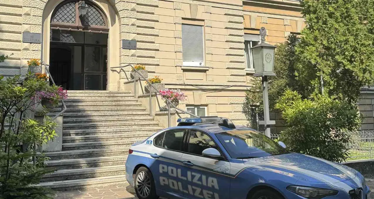 Bolzano, a petto nudo minaccia i passanti: i poliziotti attivano il taser per scoraggiarlo