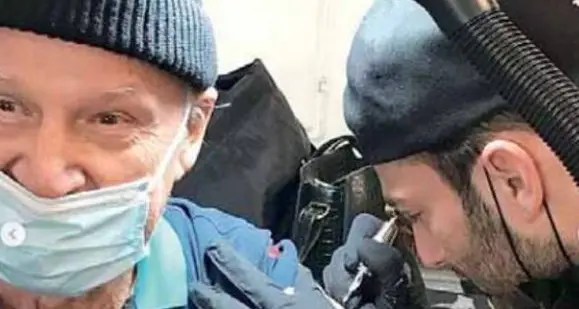 Giorgio Moroder si fa tatuare dal figlio: un regalo speciale per gli 81 anni