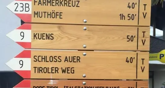 Cartelli sui sentieri solo in tedesco, polemica in Alto Adige. Galateo: \"Ne parlerò con Kompatscher\"