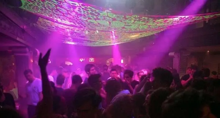 Violenza sessuale nei bagni, sospesa per 10 giorni la licenza alla discoteca Raffl Club