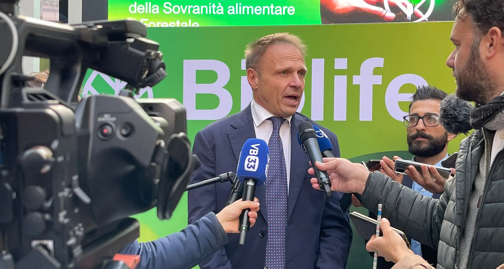 Il ministro Lollobrigida a Bolzano: «Lupi e orsi non possono danneggiare gli allevatori»