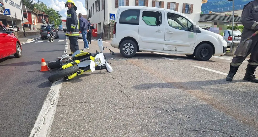 Moto contro auto a Terlano, due feriti