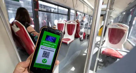 Super Green Pass esteso, quarantene light per i vaccinati. E raccomandate le mascherine con ospiti in casa