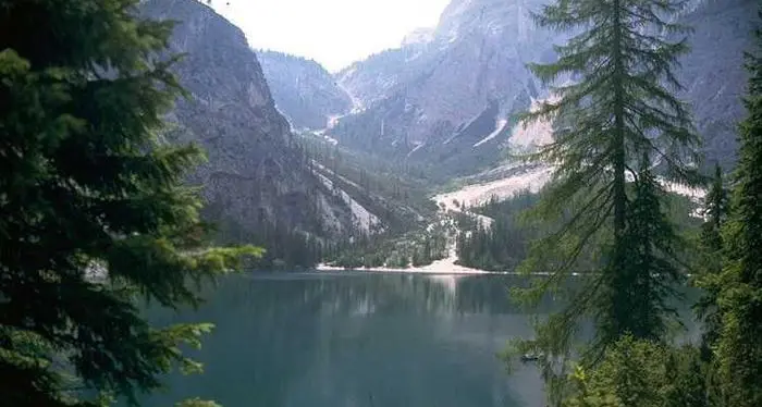 Braies, da lunedì 10 luglio l'accesso al lago è su prenotazione