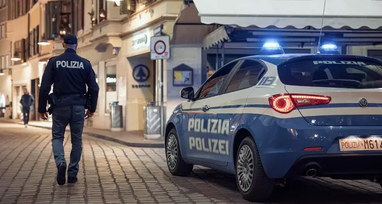Notte folle in via Galilei: furgone viaggia contromano, la polizia spara