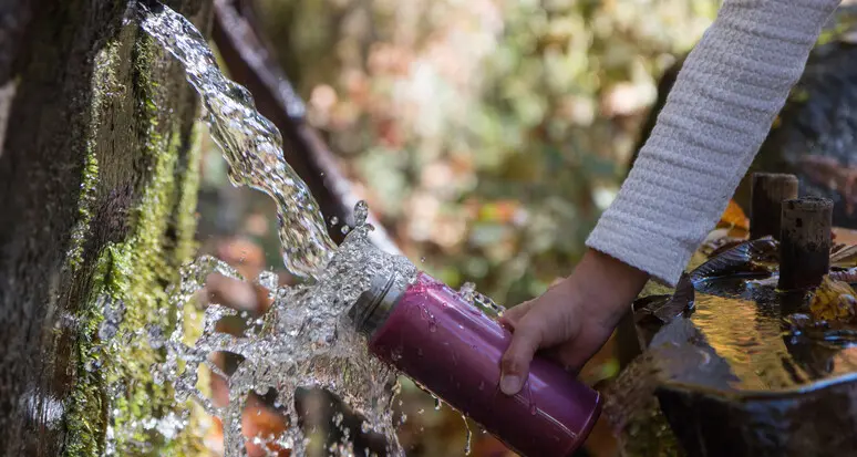Ridurre il consumo di plastica: l’app che indica le fontane dove riempire la bottiglia portata da casa