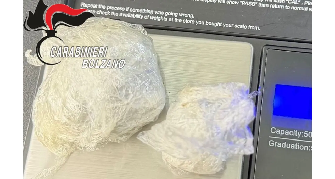 Laives, hashish e bilancino in auto: denunciato 29enne