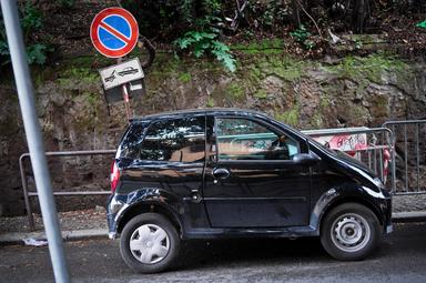 Un'altra donna denuncia, 'spinta da una minicar mentre ero in bici'