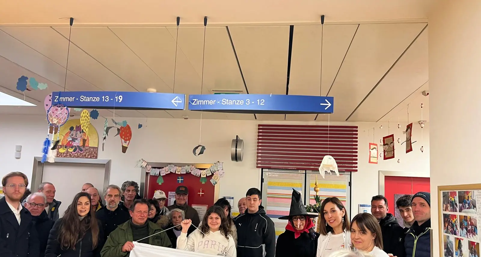 Befana solidale a Bolzano: regali e sorrisi nel reparto di Pediatria