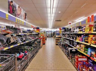Gli stranieri in Italia spendono il 2% più degli italiani al supermercato