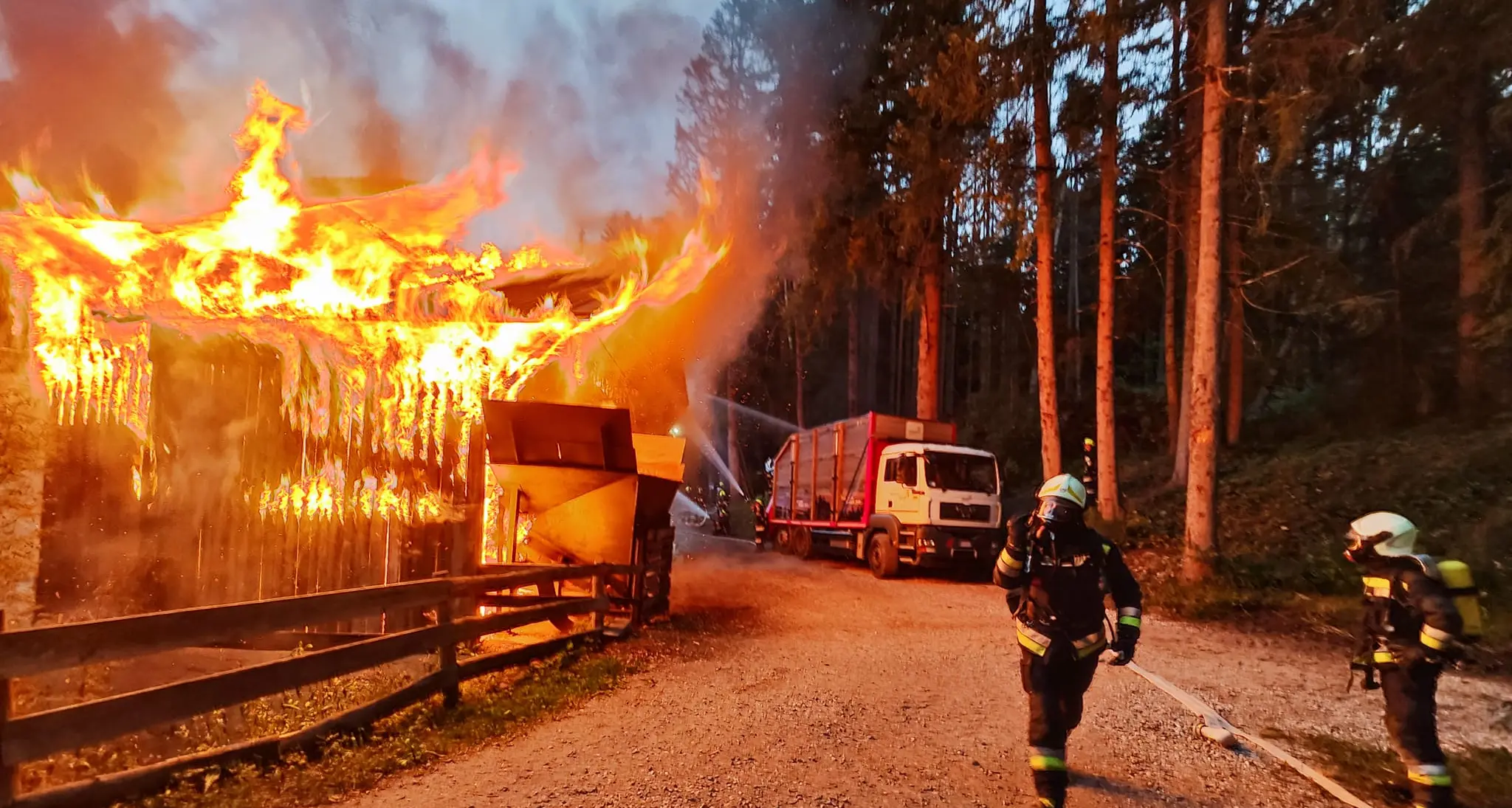 In fiamme distilleria a Falzes, nessun ferito ma molti danni