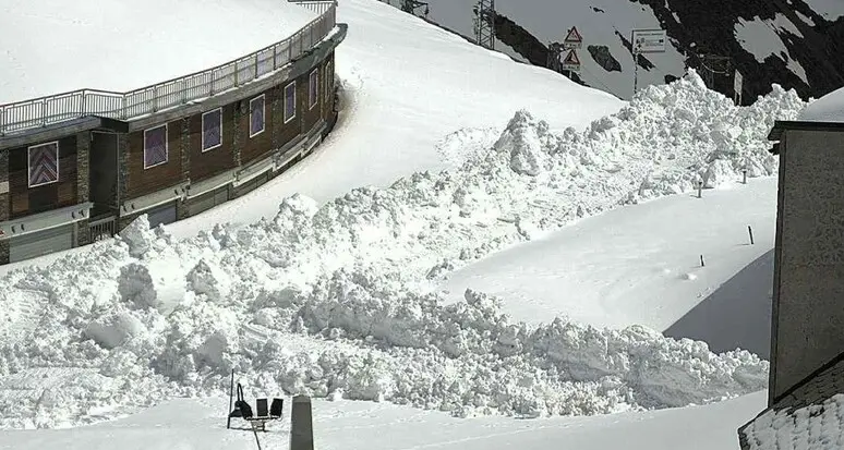 La Commissione valanghe: «Sullo Stelvio pericolo troppo alto per fare passare il Giro d’Italia»
