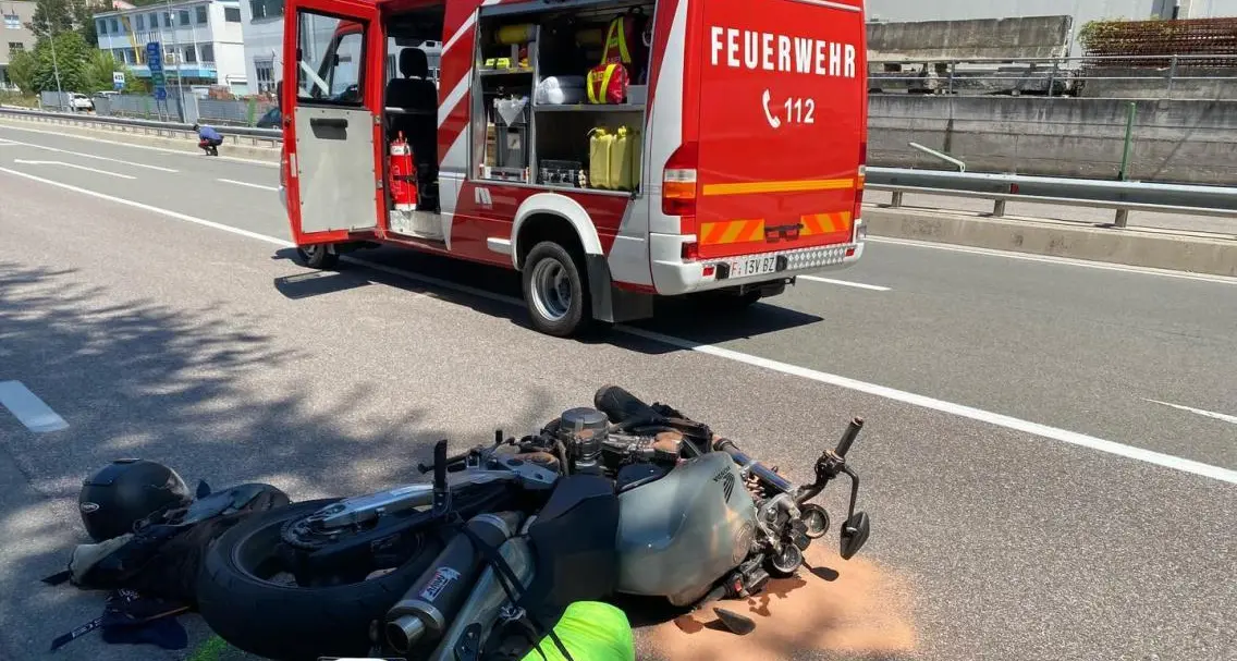Schianto tra moto nella zona industriale di Ora: uno dei due guidatori è grave