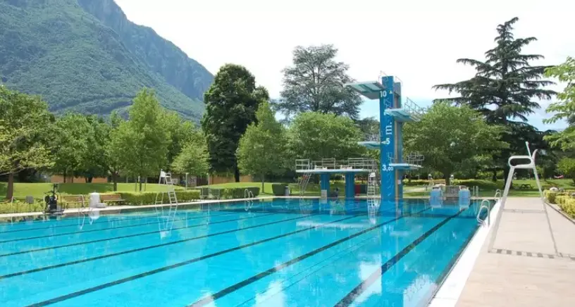 È già tempo di estate, apre il Lido di Bolzano: prezzi invariati e vasche aperte dalle 7 per nuotare all’alba