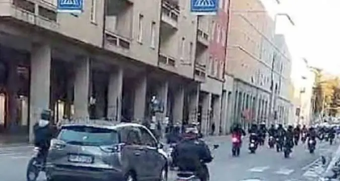 Centinaia di scooter e motorini e tutto gas: corteo illegale attraversa la città