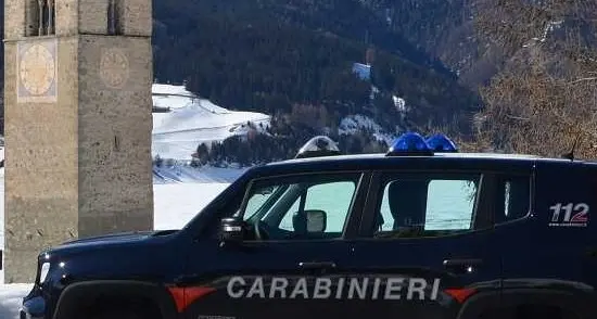 Ragazza venostana vende online giacca a vento di marca ma non viene pagata, scoperta la responsabile