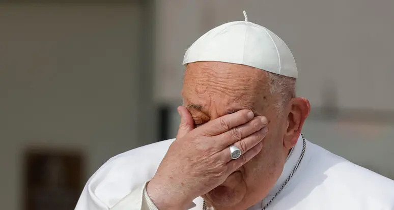 Papa Francesco ha un’infezione alle vie respiratorie: «Quadro clinico complesso»
