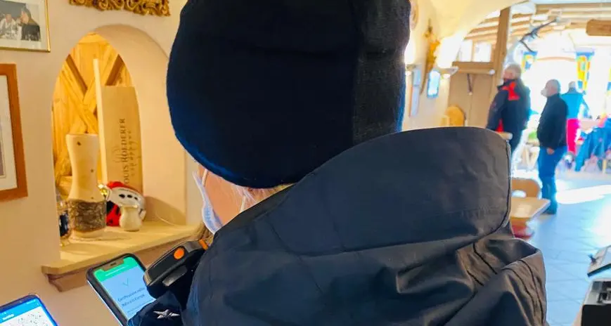 Bronzolo, pizzeria piena di clienti “no-green-pass”: nove sanzioni