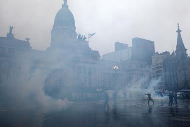 Protesta contro la legge sulla proprietà davanti al Parlamento argentino, scontri