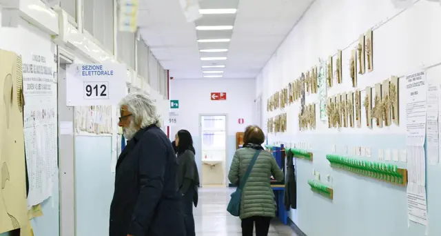 Comunali: affluenza definitiva alle 23 al 46,39% in forte calo