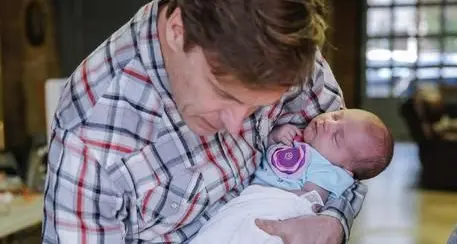 Papà in congedo per i figli, prima del Covid erano il 25,6%