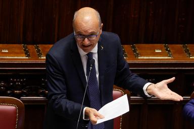 Valditara, sanzioni fino a 1.000 euro se genitori non imparano italiano