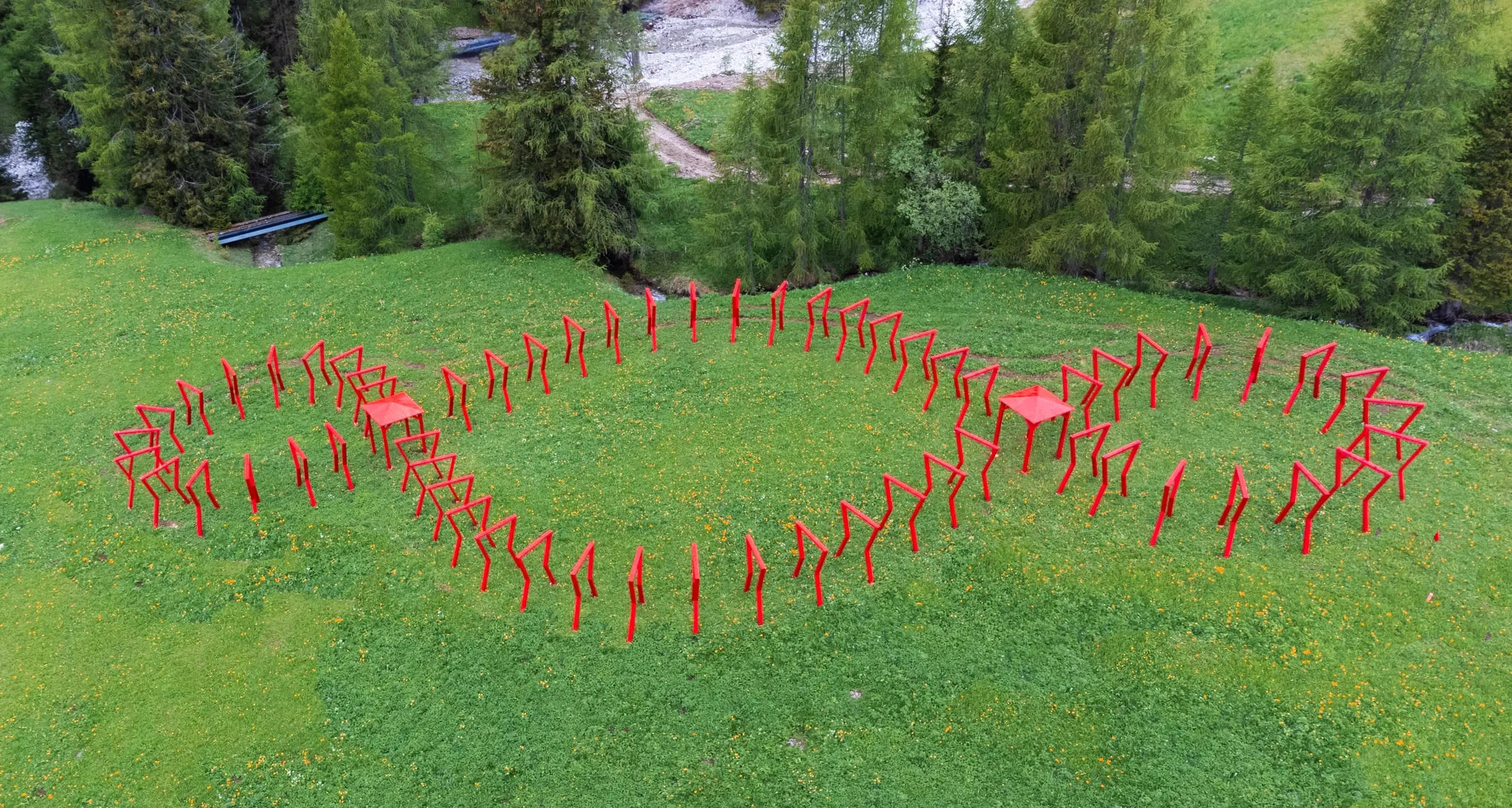 Arte in vetta: il Terzo Paradiso di Pistoletto fiorisce a Colfosco, con gli alberi di Vaia