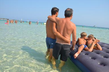 Le vacanze estive un must per le famiglie, il turismo family 'vale oltre 15 miliardi'