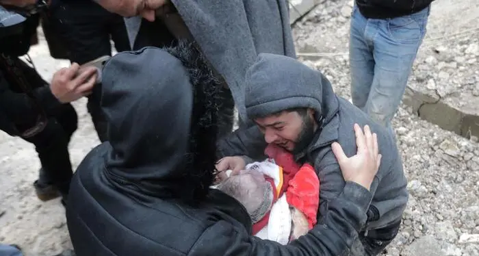Terremoto in Turchia e Siria, i morti sono quasi 2800. Il suolo dell’Anatolia si è spostato di 3 metri