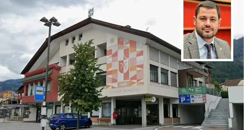 Falzes, insulti razzisti e video hard durante il consiglio comunale