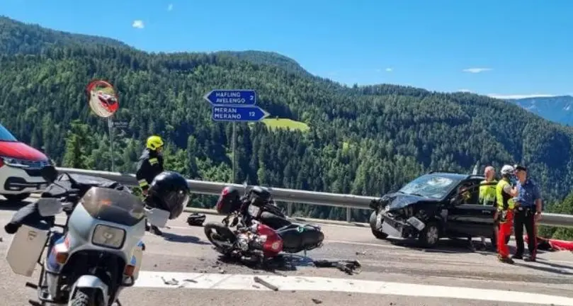 Scontro auto-moto a Avelengo, grave un centauro tedesco